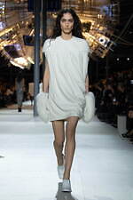 ルイ・ヴィトン 2024-25年秋冬ウィメンズコレクション - 10年間にわたる冒険の旅を回顧｜写真23