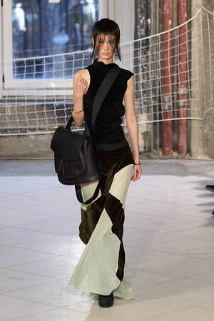 キコ・コスタディノフ(KIKO KOSTADINOV) 2024-25年秋冬ウィメンズコレクション  - 写真17