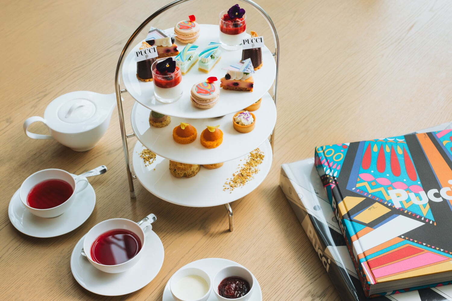 東京エディション虎ノ門×プッチのアフタヌーンティー、「ヴィヴァラ」柄チョコをのせたチーズケーキなど