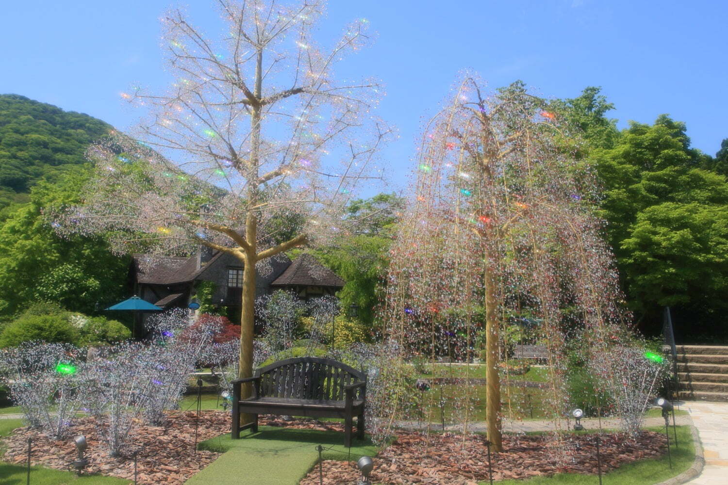 ミュージアムショップ｜箱根ガラスの森美術館“山桜＆しだれ桜”モチーフの春限定ツリー、約10万2千粒のクリスタルガラスで