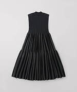 CFCLの2024年春夏新作、“滝をイメージ”ティアードドレス＆光華やぐニットスカート｜写真2