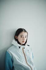 ケーウェイ×ウィンダンシ―、オリジナルカラーの“SEA”ロゴ入りロングレインコート＆2WAYパンツ｜写真31