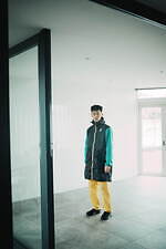 ケーウェイ×ウィンダンシ―、オリジナルカラーの“SEA”ロゴ入りロングレインコート＆2WAYパンツ｜写真15