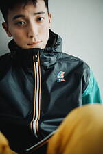 ケーウェイ×ウィンダンシ―、オリジナルカラーの“SEA”ロゴ入りロングレインコート＆2WAYパンツ｜写真28