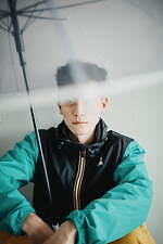 ケーウェイ×ウィンダンシ―、オリジナルカラーの“SEA”ロゴ入りロングレインコート＆2WAYパンツ｜写真29