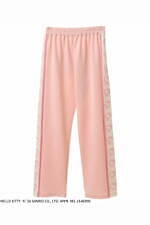 キャンディ ストリッパー×ハローキティ、アップリケ刺繍のメッシュトップス＆配色ライン入りトラックパンツ｜写真5