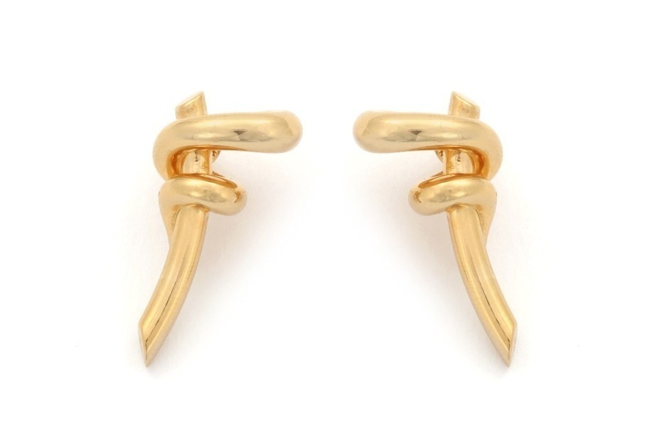 フェンディ24年春夏ジュエリー、縫い糸が連なるような“Fモチーフ”ゴールドのイヤカフ＆ピアスなど