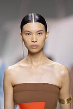 フェンディ24年春夏ジュエリー、縫い糸が連なるような“Fモチーフ”ゴールドのイヤカフ＆ピアスなど｜写真8