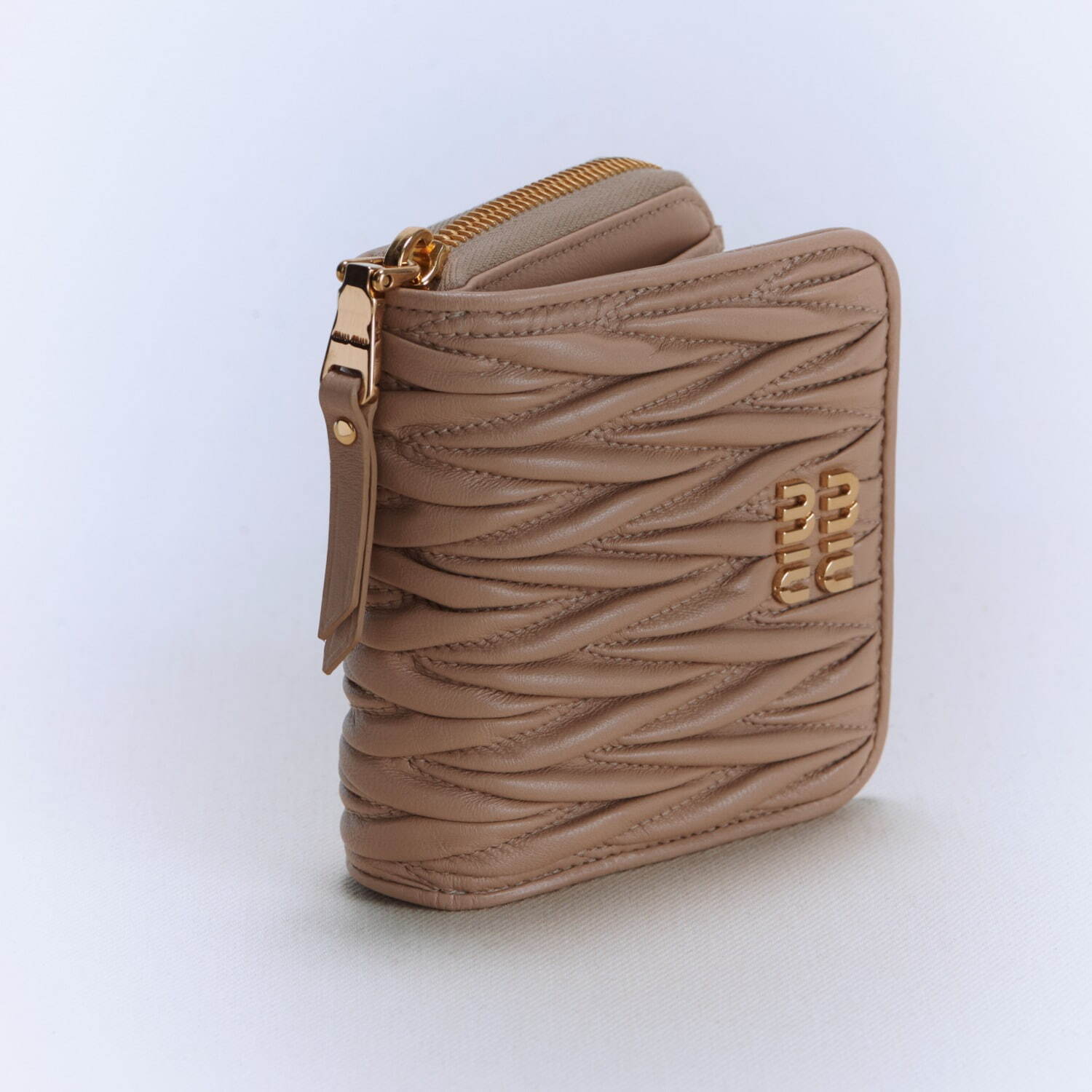 ミュウミュウ24年春夏ウォレット、パステルグリーンやペール