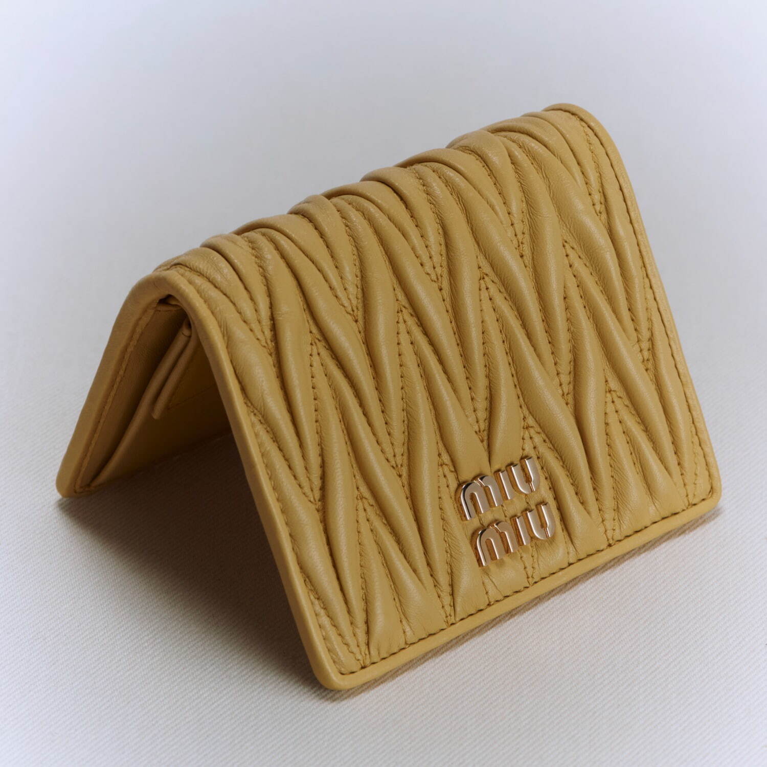 miu miu 24春夏 折り財布 ラウンドファスナーウォレット 本革 RFID ミュウミュウ24年春夏ウォレット、パステルグリーンやペール