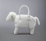 トム ブラウン、シアリングウールの“ヒツジ”型バッグ＆ギンガムチェック柄“犬のヘクター”型バッグ｜写真2