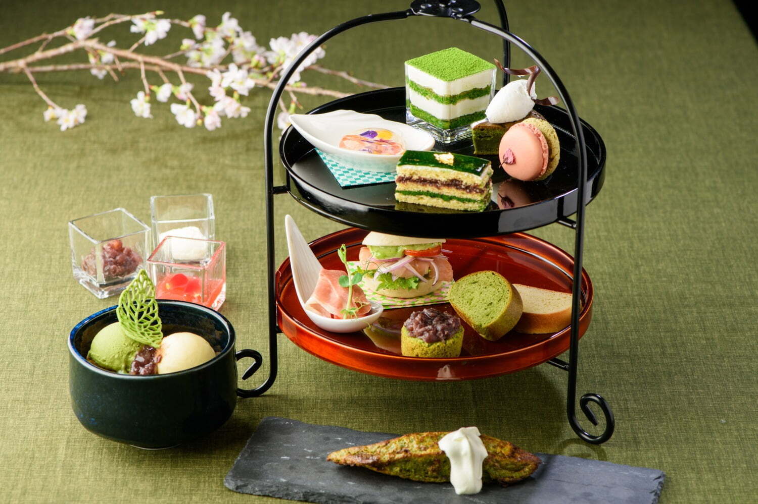 抹茶アフタヌーンティー｜祇園辻利の抹茶尽くしアフタヌーンティーが富山で、桜×抹茶マカロンや“まるで花畑”ババロアなど