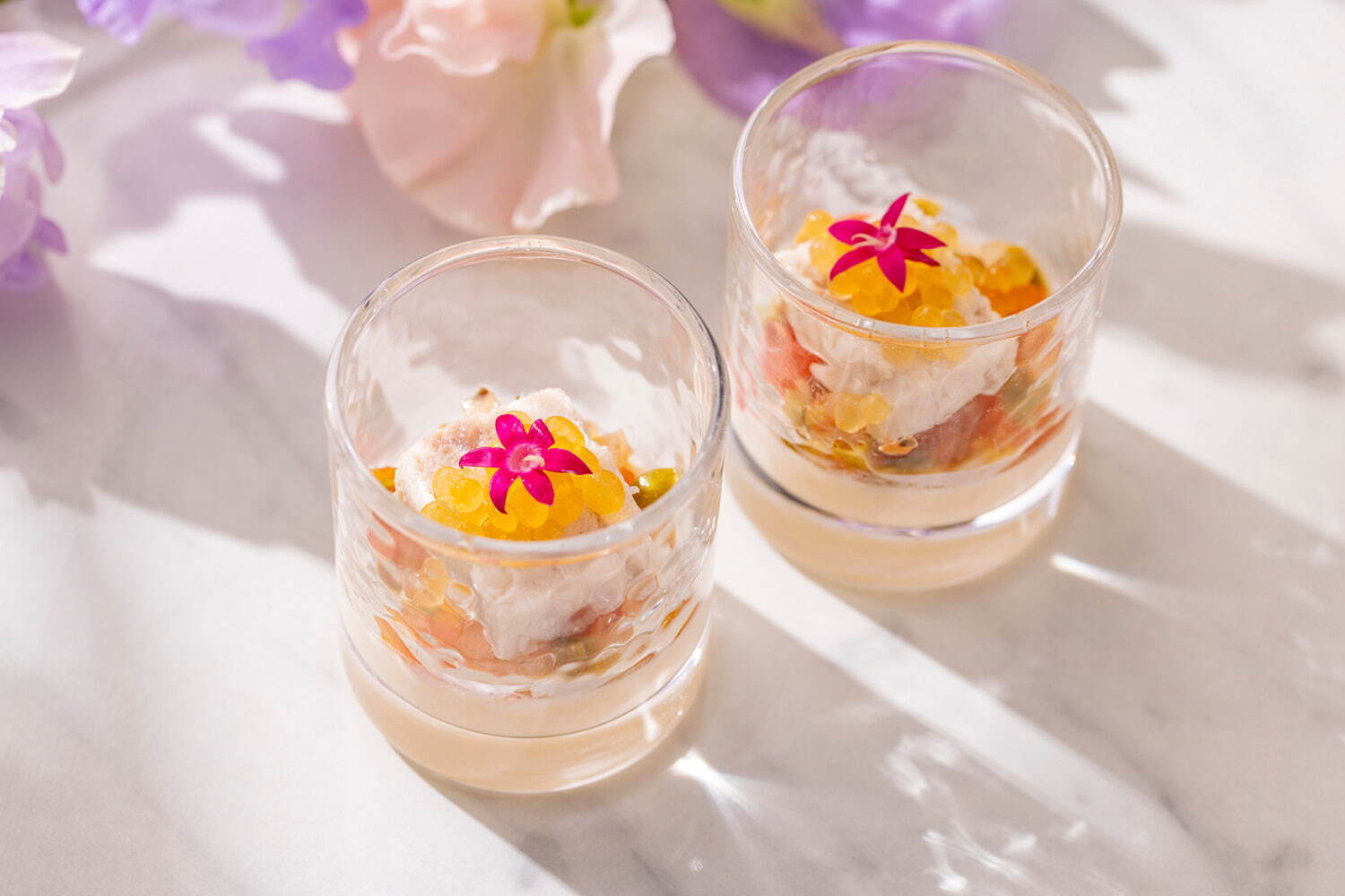 コンラッド東京“メロン＆ラベンダー”のアフタヌーンティー、たっぷり果肉のグラススイーツや艶やかムース｜写真9