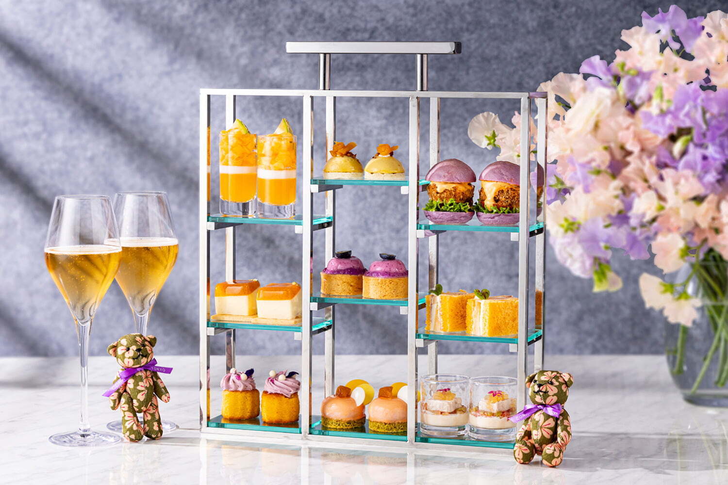 コンラッド東京“メロン＆ラベンダー”のアフタヌーンティー、たっぷり果肉のグラススイーツや艶やかムース