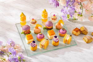 コンラッド東京“メロン＆ラベンダー”のアフタヌーンティー、たっぷり果肉のグラススイーツや艶やかムース｜写真1