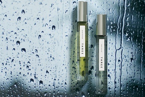 THREEの香水「エッセンシャルセンツ」に24年夏の香り、“雨上がりの大地＆風”をイメージした2種