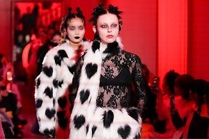 ヴィヴィアーノ 24-25年秋冬コレクション - 愛に溢れて、デザイナーのルーツに着想