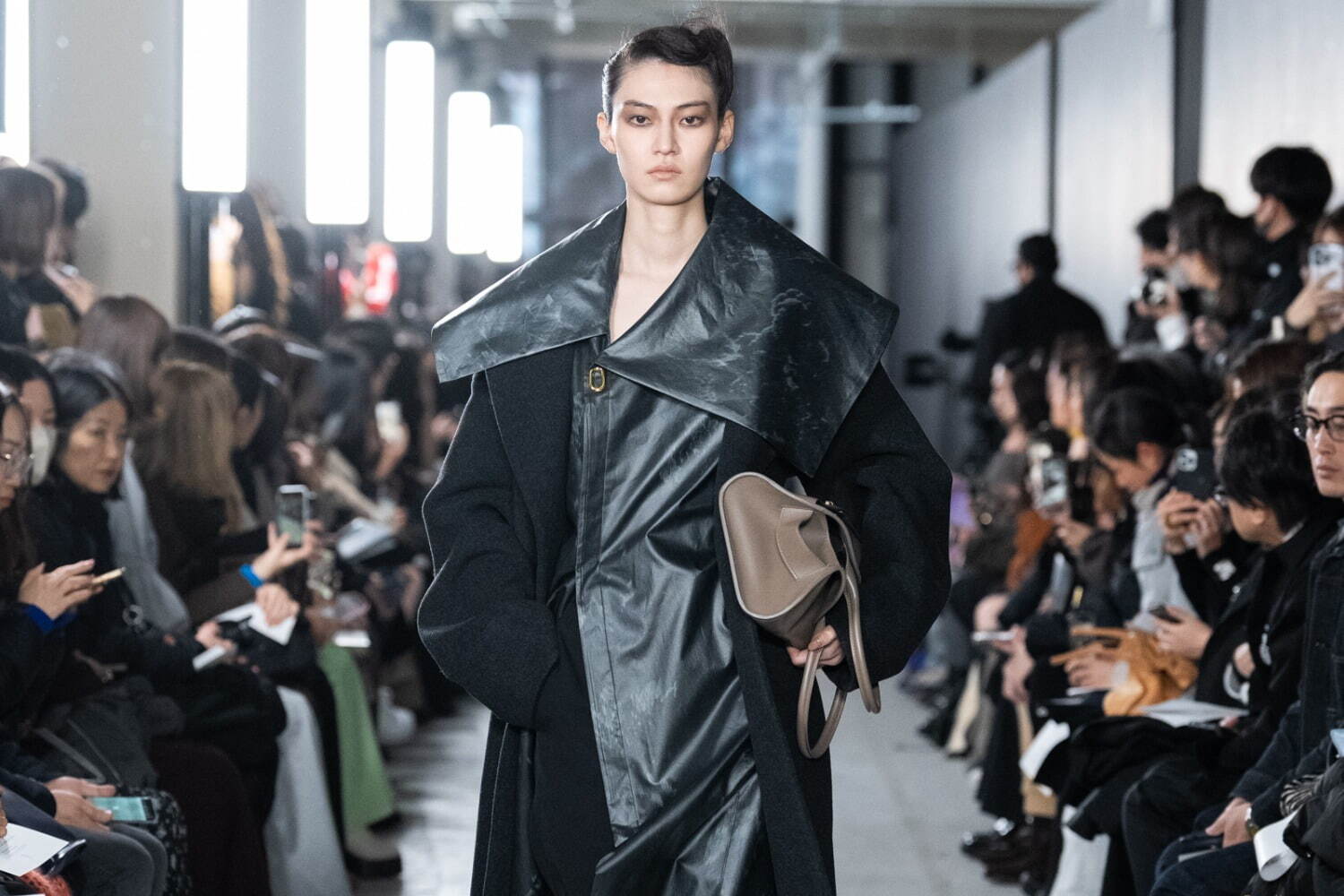 ハルノブムラタ 2024年秋冬コレクション - 簡潔さのなかに浮かび上がる人間味