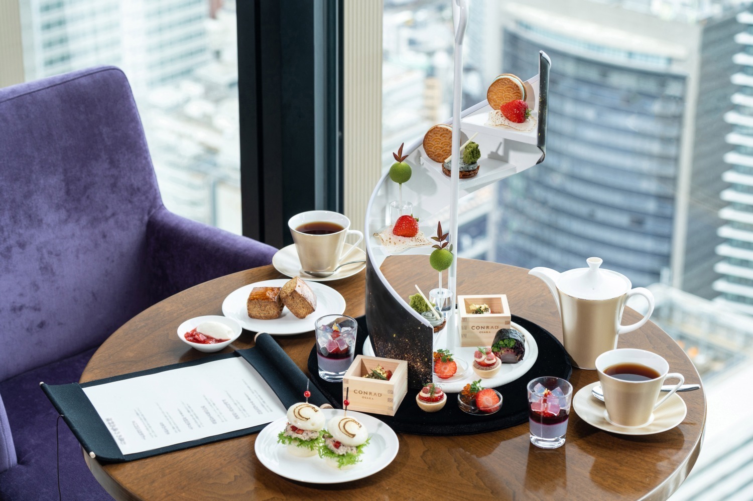 源氏物語｜コンラッド大阪『源氏物語』着想のストロベリーアフタヌーンティー、“紫式部”イメージのグラススイーツ