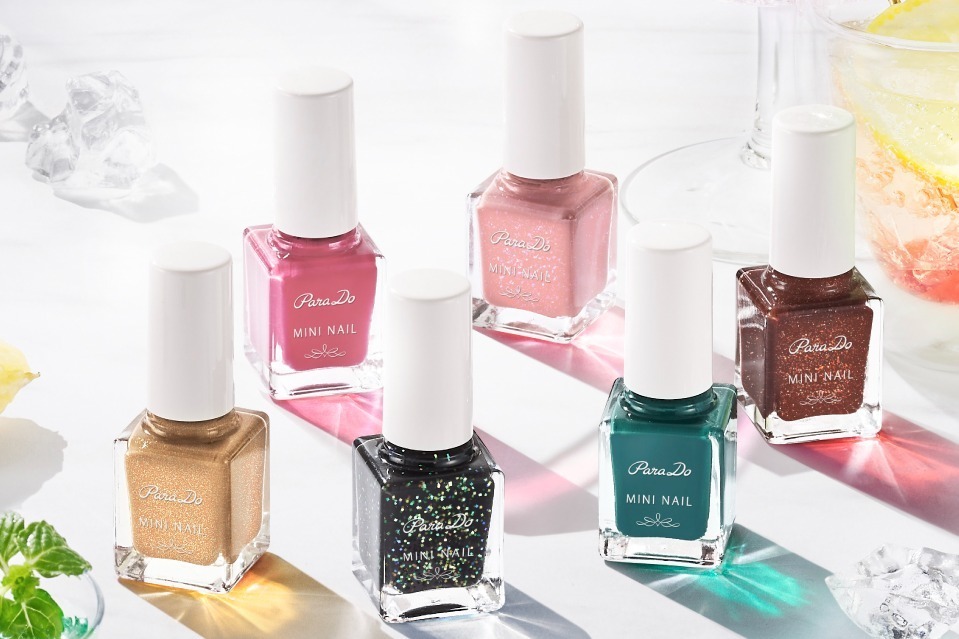 パラドゥ“カクテル”着想の24年春夏ミニネイル、シアー×ニュアンスカラーの重ね塗りで彩る爪先