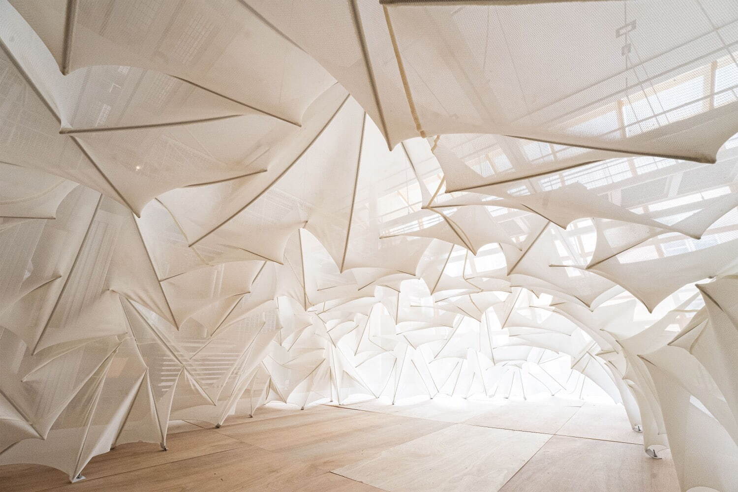 《FUGU─折紙の発想で作る超軽量膜テンセグリティ》
設計・施工:下田悠太、林盛、権藤智之、淡路広喜、上條陽斗、中村太一
協力:太陽工業株式会社 写真:tetu kimura