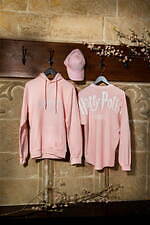 スタジオツアー東京、サクラ色パーカーやキャップなどグッズ＆「ハリー・ポッター」劇中シーン着想メニュー｜写真3