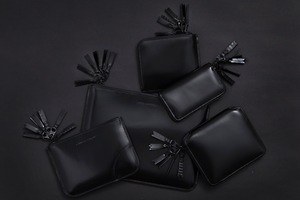 ウォレット・コム デ ギャルソン、オールブラックの“マルチストラップ”財布など