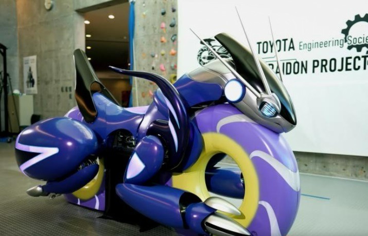 トヨタとポケモンが「ミライドン」を実寸大・変形可能で再現！東京ミッドタウン日比谷で試乗＆展示｜写真3