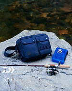 ダイワ×POTR 本格フィッシング＆タウンユース仕様のバッグ、撥水ナイロンのショルダーバッグなど｜写真2