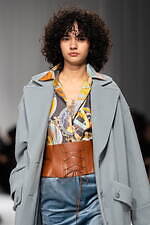 タエ アシダ 2024-25年秋冬コレクション - 軽やかに旅立つ｜写真2