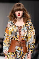 タエ アシダ 2024-25年秋冬コレクション - 軽やかに旅立つ｜写真4