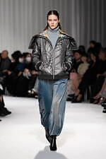 タエ アシダ 2024-25年秋冬コレクション - 軽やかに旅立つ｜写真6