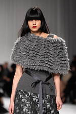 タエ アシダ 2024-25年秋冬コレクション - 軽やかに旅立つ｜写真11