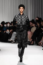 タエ アシダ 2024-25年秋冬コレクション - 軽やかに旅立つ｜写真12