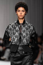 タエ アシダ 2024-25年秋冬コレクション - 軽やかに旅立つ｜写真13