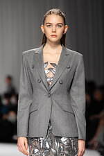 タエ アシダ 2024-25年秋冬コレクション - 軽やかに旅立つ｜写真15