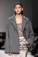 タエ アシダ 2024-25年秋冬コレクション - 軽やかに旅立つ｜写真18