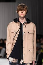 タエ アシダ 2024-25年秋冬コレクション - 軽やかに旅立つ｜写真23