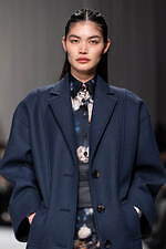 タエ アシダ 2024-25年秋冬コレクション - 軽やかに旅立つ｜写真25