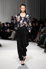 タエ アシダ 2024-25年秋冬コレクション - 軽やかに旅立つ｜写真27