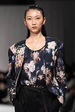 タエ アシダ 2024-25年秋冬コレクション - 軽やかに旅立つ｜写真28