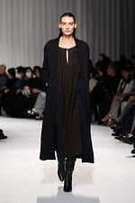 タエ アシダ 2024-25年秋冬コレクション - 軽やかに旅立つ｜写真31