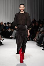 タエ アシダ 2024-25年秋冬コレクション - 軽やかに旅立つ｜写真32