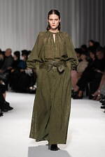 タエ アシダ 2024-25年秋冬コレクション - 軽やかに旅立つ｜写真37