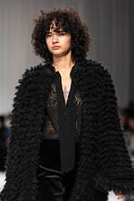 タエ アシダ 2024-25年秋冬コレクション - 軽やかに旅立つ｜写真40