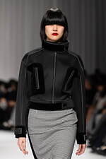 タエ アシダ 2024-25年秋冬コレクション - 軽やかに旅立つ｜写真45