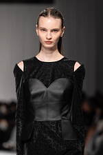 タエ アシダ 2024-25年秋冬コレクション - 軽やかに旅立つ｜写真48