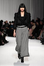 タエ アシダ 2024-25年秋冬コレクション - 軽やかに旅立つ｜写真49