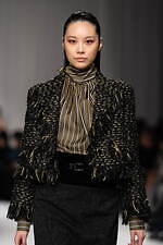 タエ アシダ 2024-25年秋冬コレクション - 軽やかに旅立つ｜写真59