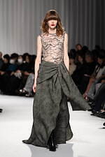 タエ アシダ 2024-25年秋冬コレクション - 軽やかに旅立つ｜写真69